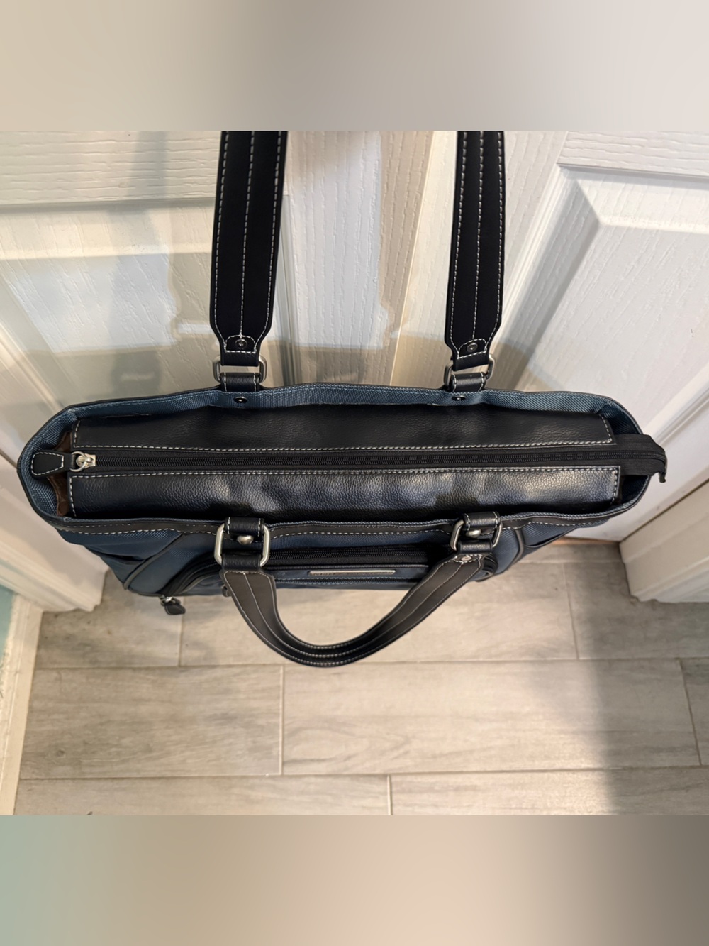 Elegant Laptop Shoulder Bag - spacious for any professional on the go - Picture 7 of 16